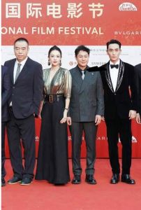 張頌文討好陳凱歌，合影站C位，北影節(jié)后臺才是“名利場”！